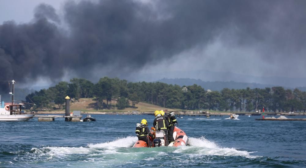 Incendio de un catamarán en Arousa