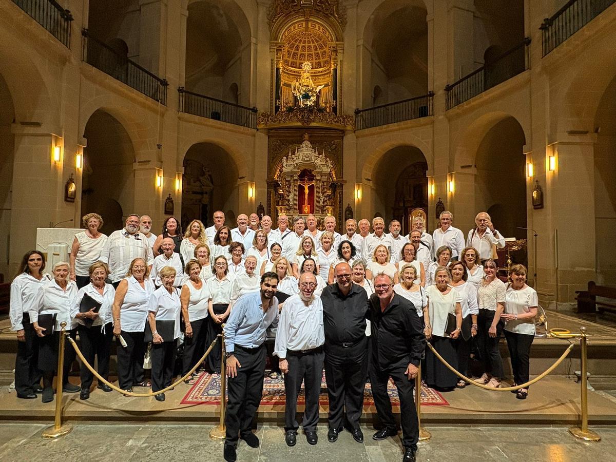 La Coral Tabaquera, tras su concierto en la concatedral de San Nicolás con el organista del Vaticano (segundo por la derecha)el pasado verano