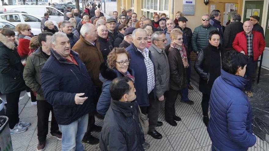 Parte de los manifestantes, ayer, a las puertas del hogar de Pola de Laviana.