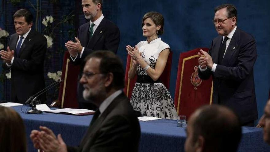 Mariano Rajoy, en primer término, en el puesto más cercano a la mesa presidencial. Matías Rodríguez Inciarte, presidente de la Fundación, y Javier Fernández, como vicepresidente de honor, flanquean a los Reyes.