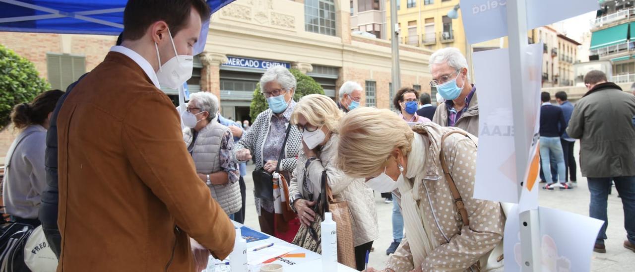 Recogida de firmas en Alicante contra la &quot;Ley Celaá&quot;