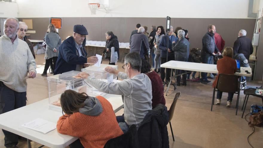 Un moment de la jornada electoral en un dels col·legis de Sant Joan