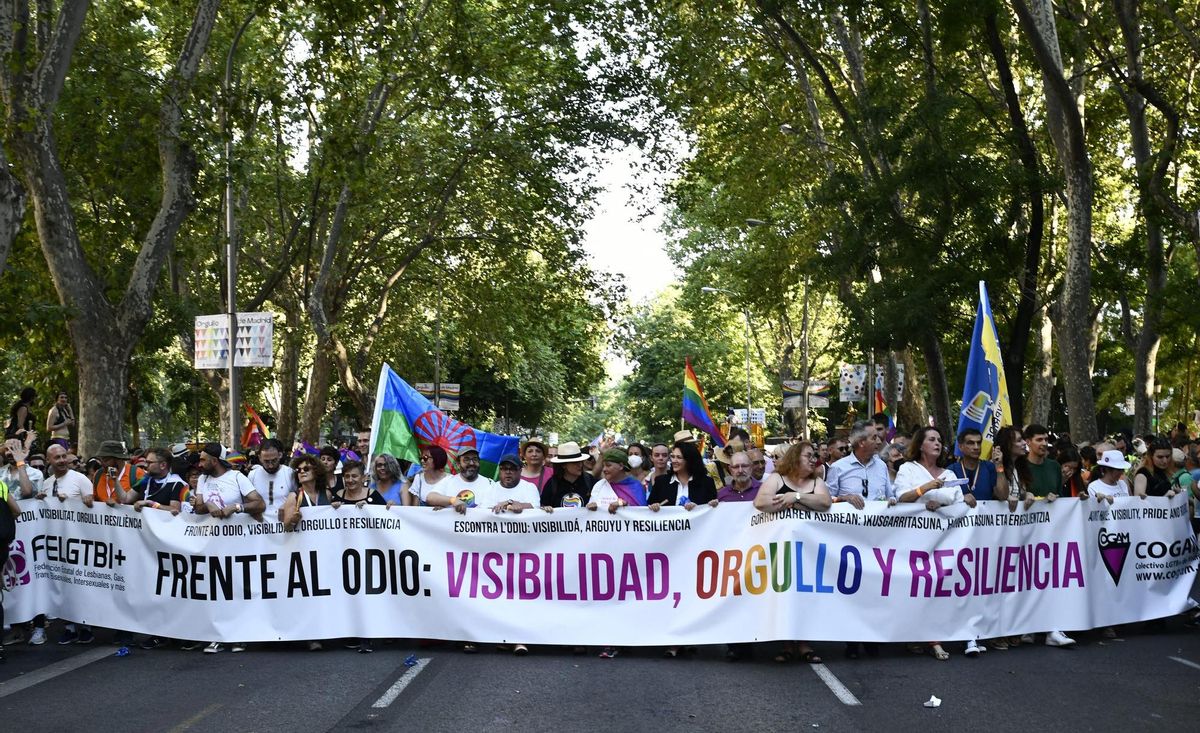 MADRID, 09/07/2022.- Vista de la cabecera de la manifestación del Orgullo 2022, que este sábado recorre las calles de Madrid bajo el lema “Frente al odio: visibilidad, orgullo y resiliencia”, con la ley trans y un pacto social contra los discursos de odio como principales reivindicaciones.- EFE / Luca Piergiovanni