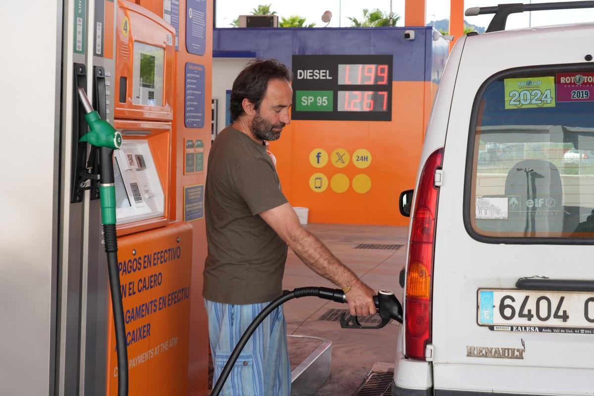 Un hombre llena el depósito en una gasolinera 'low cost' de Castellón.