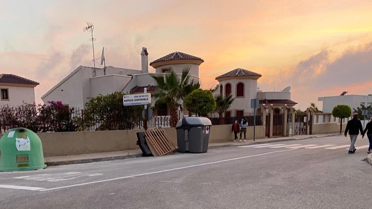 Imagen del vertido sancionado en la urbanización La Marina de San Fulgencio