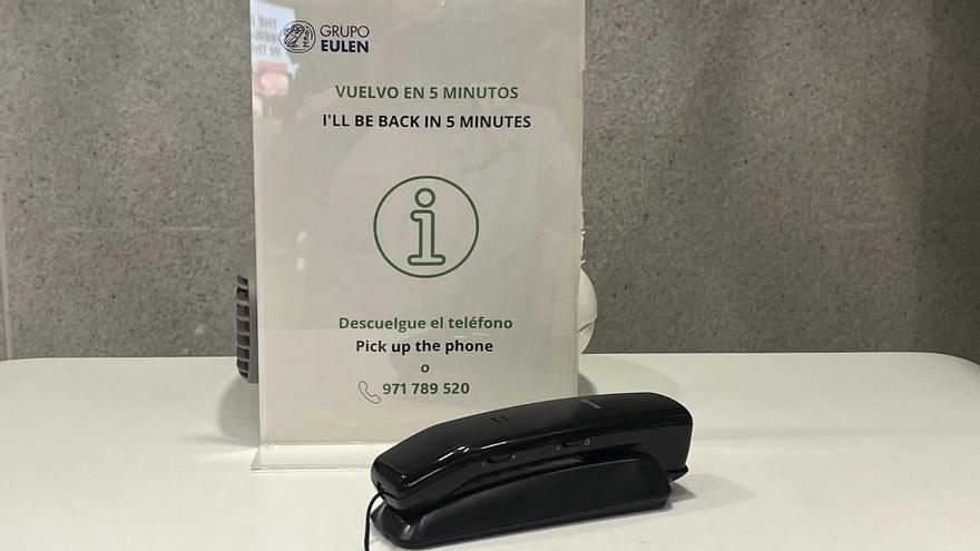"Vuelvo en 5 minutos", el surrealista mensaje en el mostrador informativo del colapsado aeropuerto de Palma