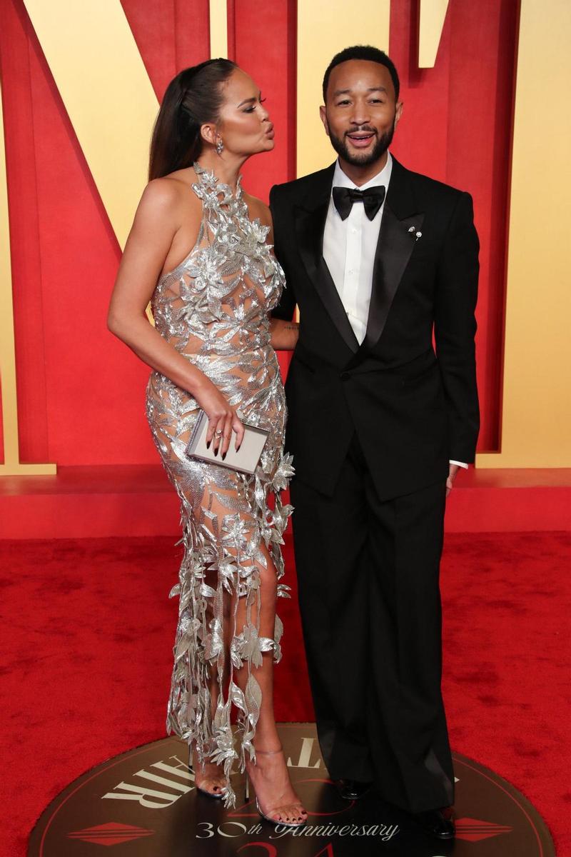 Chrissy Teigen y John Legend en la fiesta post Oscars 2024 de Vanity Fair