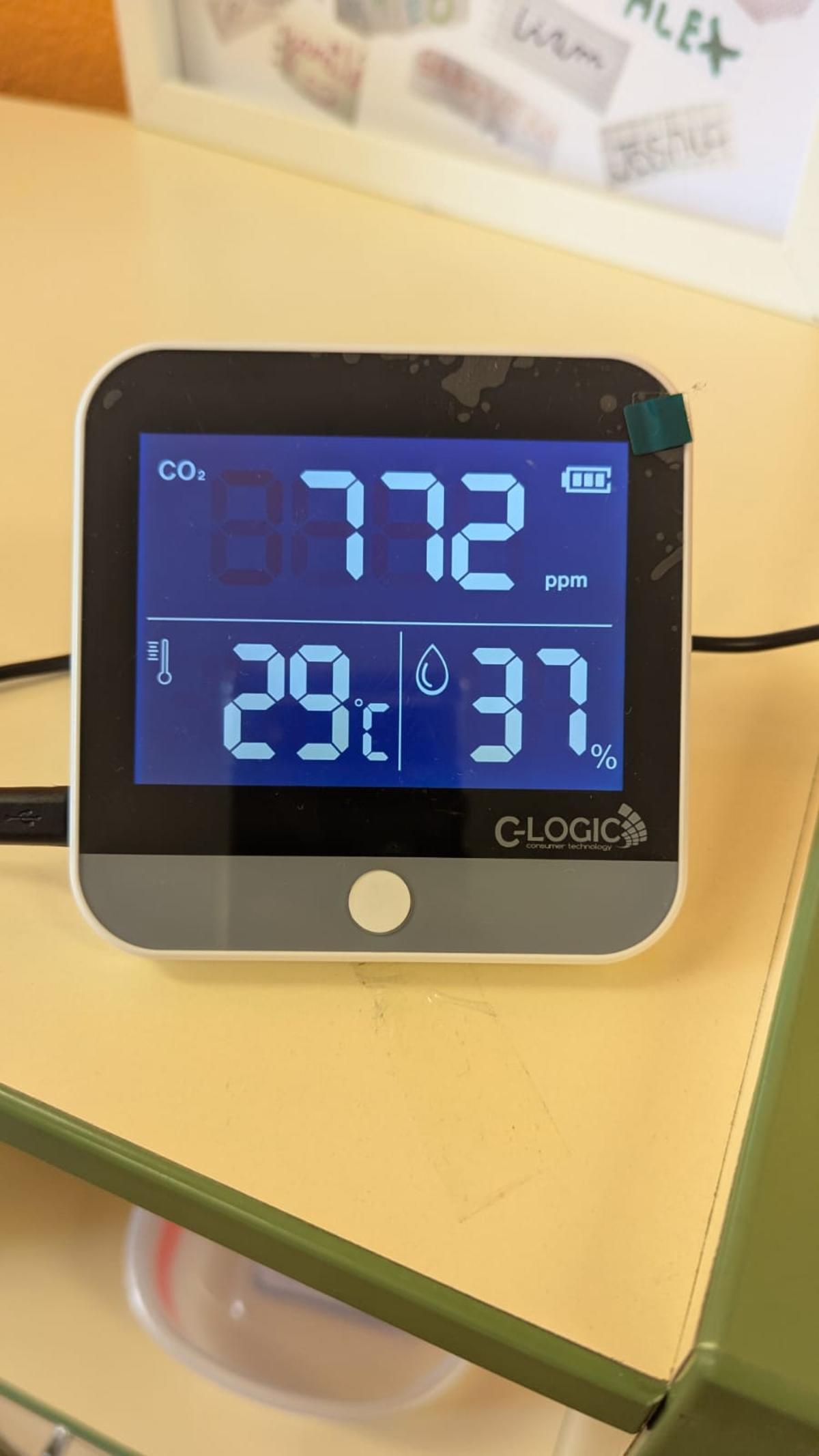 Un termómetro, ayer en el colegio Germán Fernandez Ramos de Oviedo