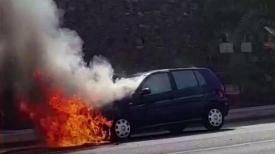 Arde un coche en Paseo de Chil