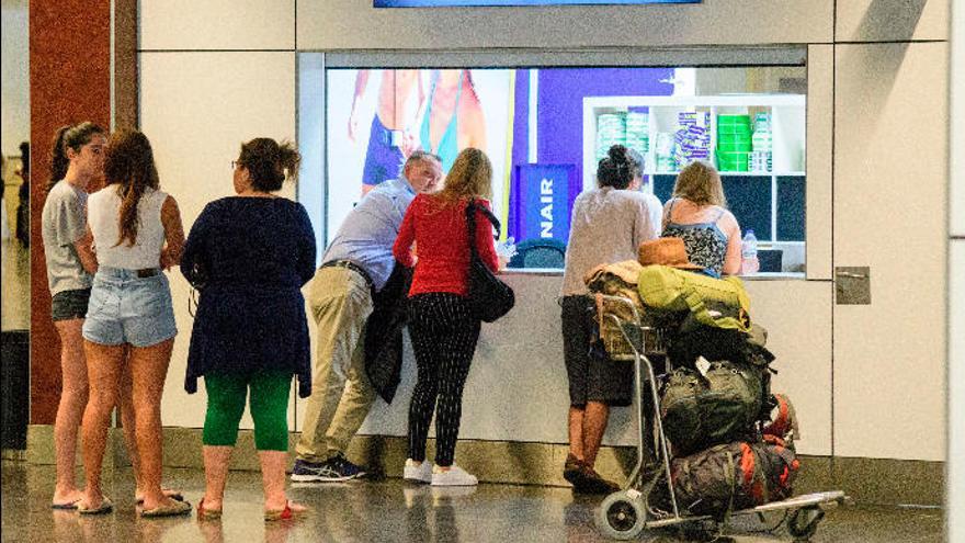 Usuarios de Ryanair, ayer, en el aeropuerto de Gran Canaria.