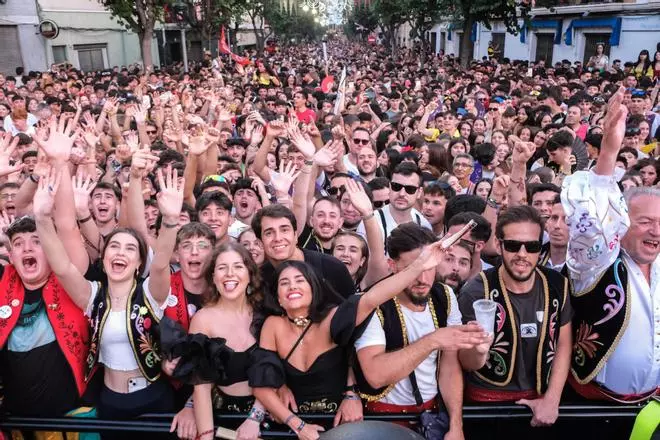 La entrada de bandas  y el Pasodoble Idella de los Moros y Cristianos de Elda en imágenes