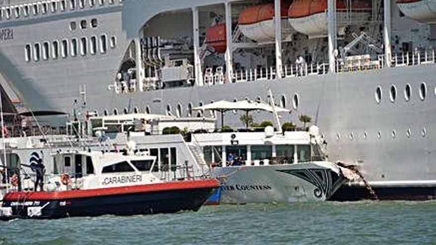 Choque entre el crucero y la pequeña embarcación fluvial.