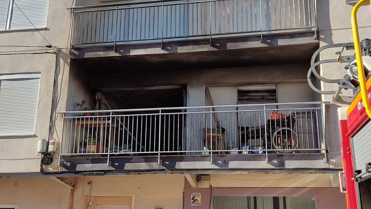 Rescatan rescatan a una mujer en silla de ruedas del balcón de un piso en llamas de Torrevieja
