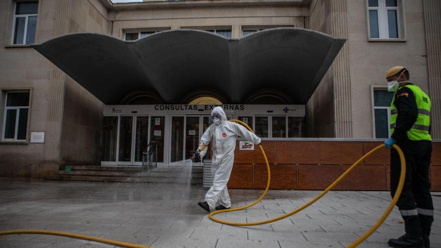 Sigue la última hora del coronavirus en Zamora. En la imagen, la UME desinfectando el Hospital Virgen de la Concha.