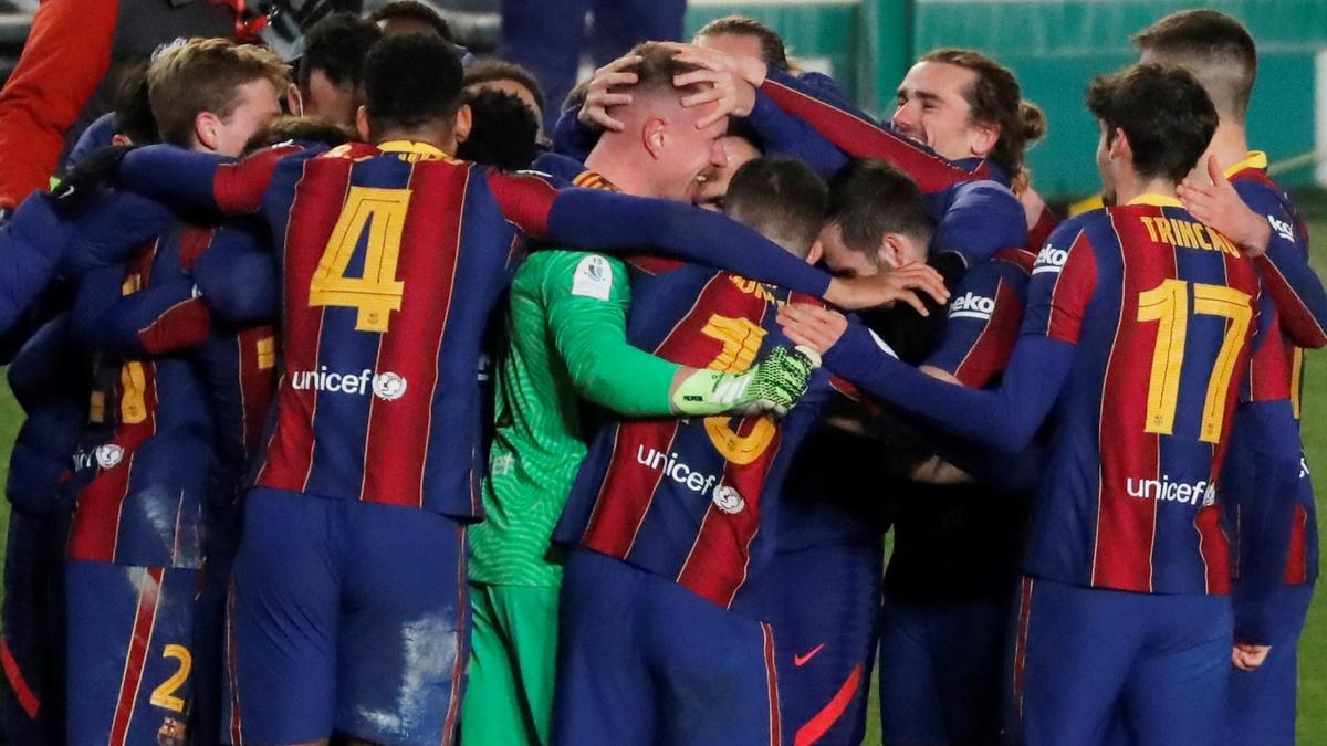 Los compañeros felicitan a Ter Stegen tras para dos de los cinco penaltis ante la Real Sociedad.