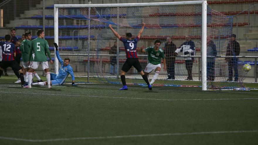 Los jugadores del Eldense celebran el primer tanto azulgrana.