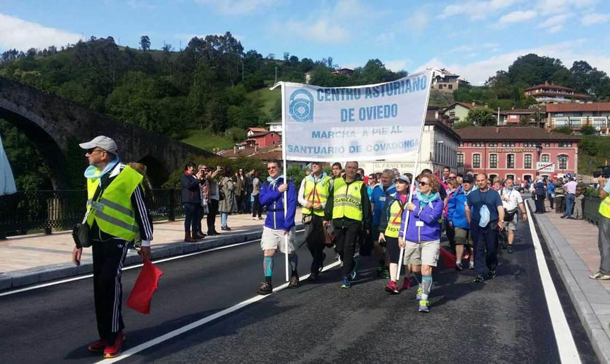 Participantes en la marcha a pie a Covadonga, a su paso por Cangas de Onís, en una edición anterior.