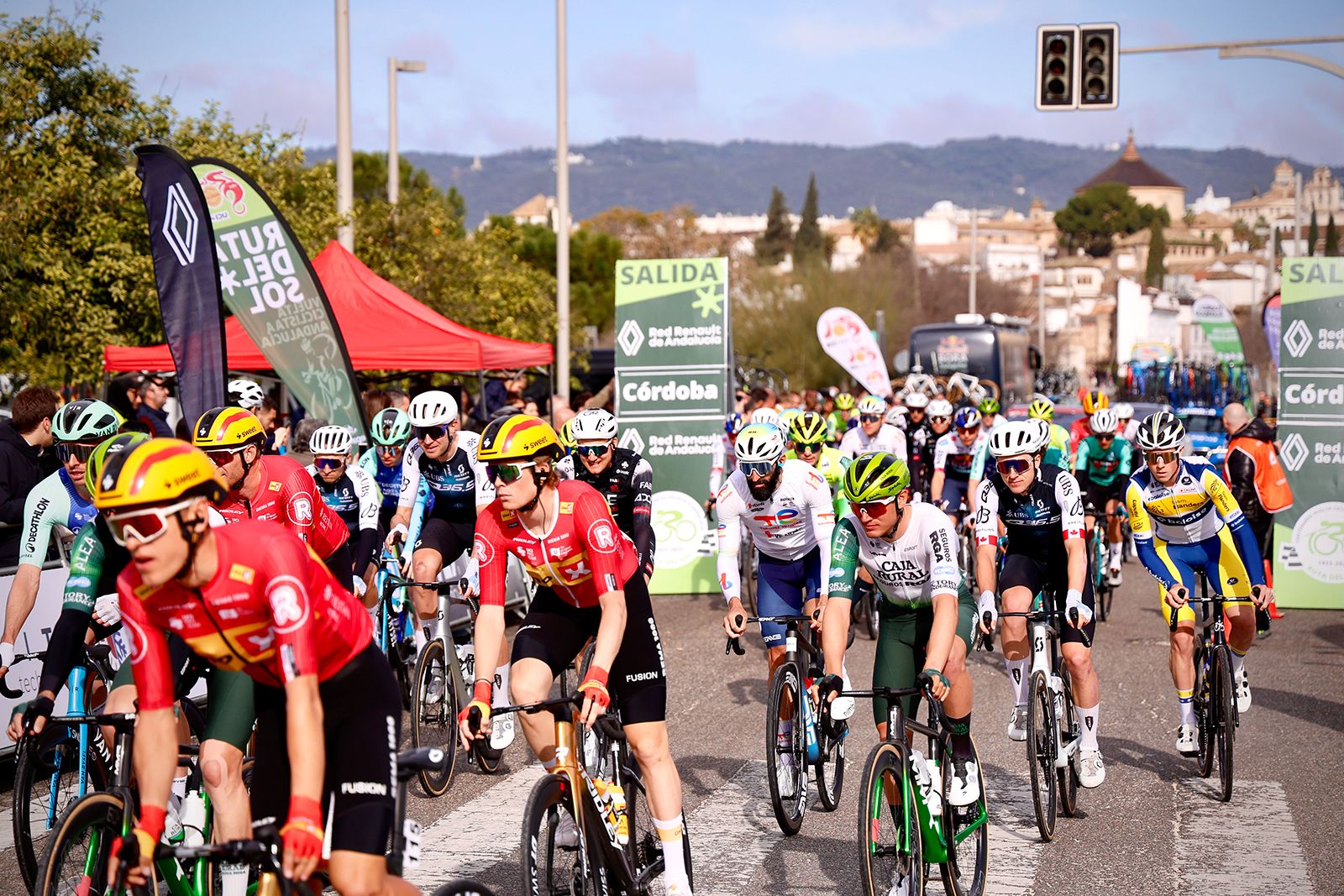 La salida de la etapa de Córdoba de la Vuelta a Andalucía en imágenes