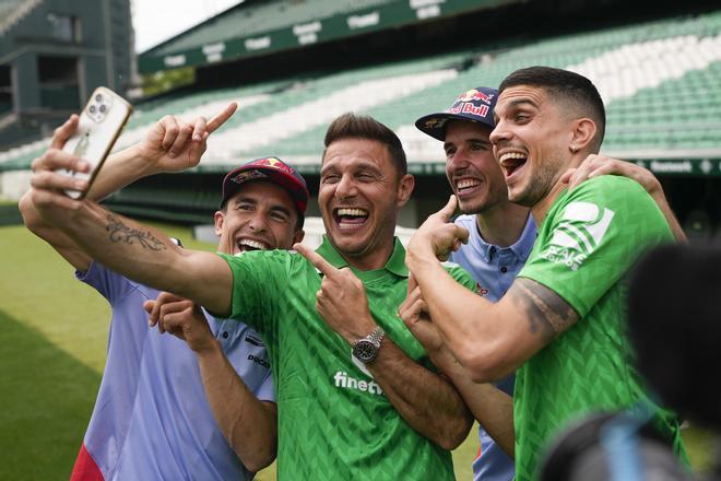 Marc, Joaquín, Alex y Bartra, hoy, sobre el césped del Benito Villamarín.