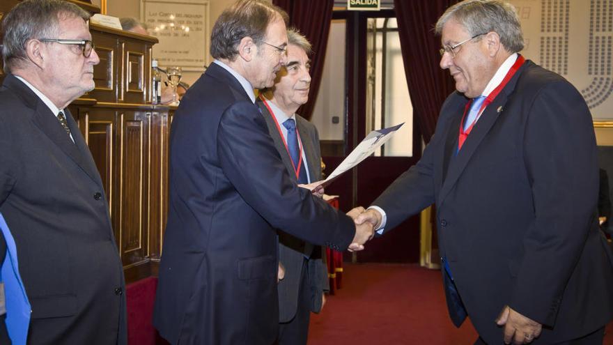 Manuel García Portillo recibe el precio en el Senado.
