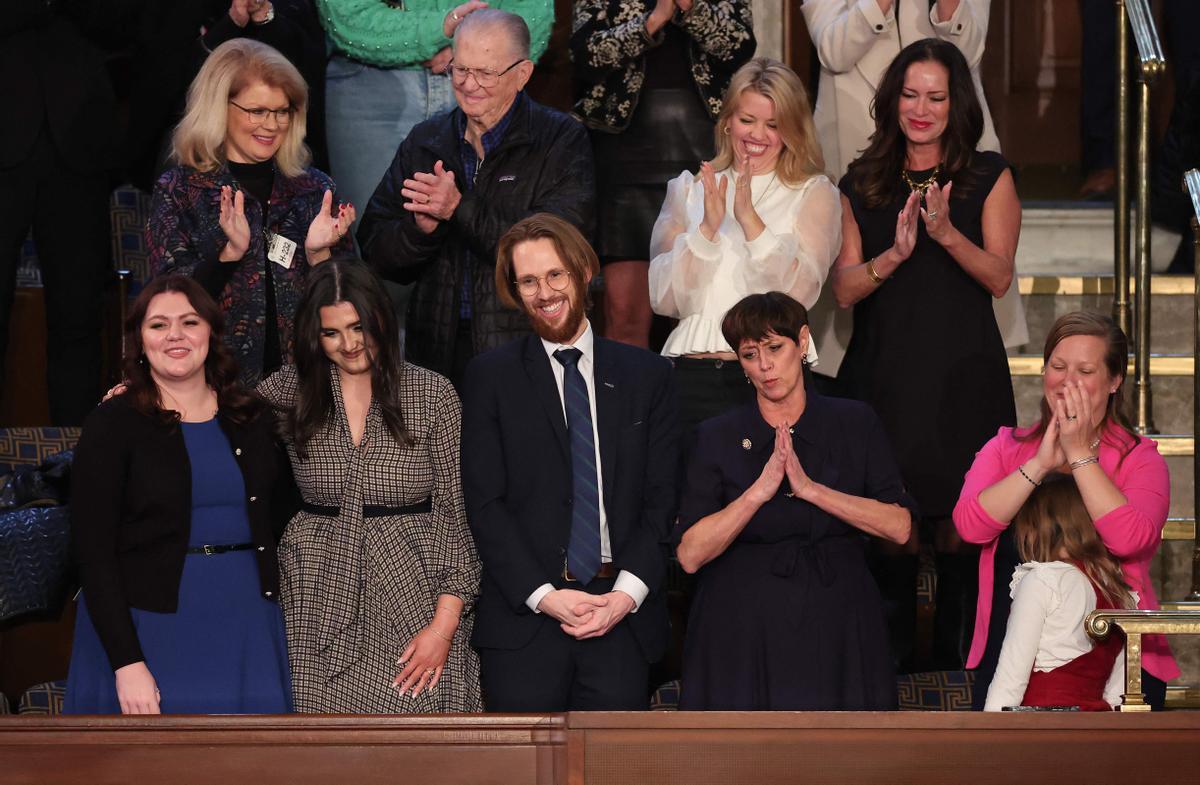 La familia del presidente de la Cámara de Representantes de los EE. UU., Kevin McCarthy incluida su esposa Judy (2da. a la izquierda) después que Kevin McCarthy fuera elegido como presidente de la Cámara de Representantes.