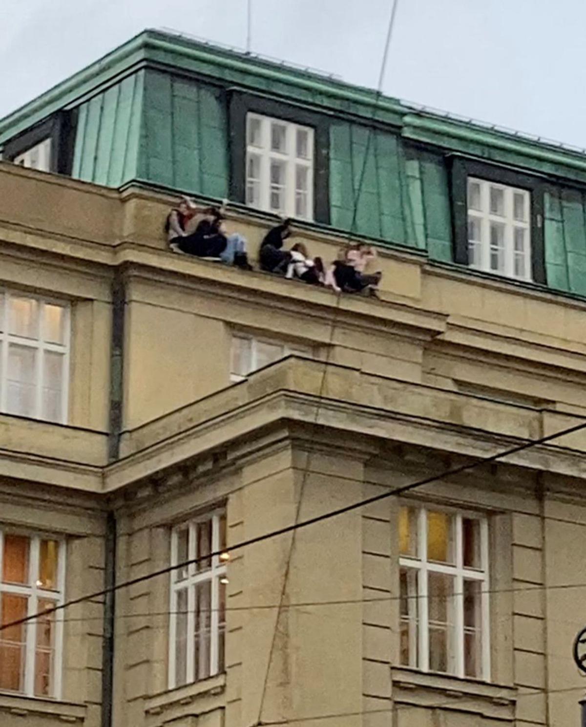 Un estudiant mata 14 persones i en fereix 24 en una universitat de Praga Un estudiant mata 14 persones i en fereix 24 en una universitat de Praga