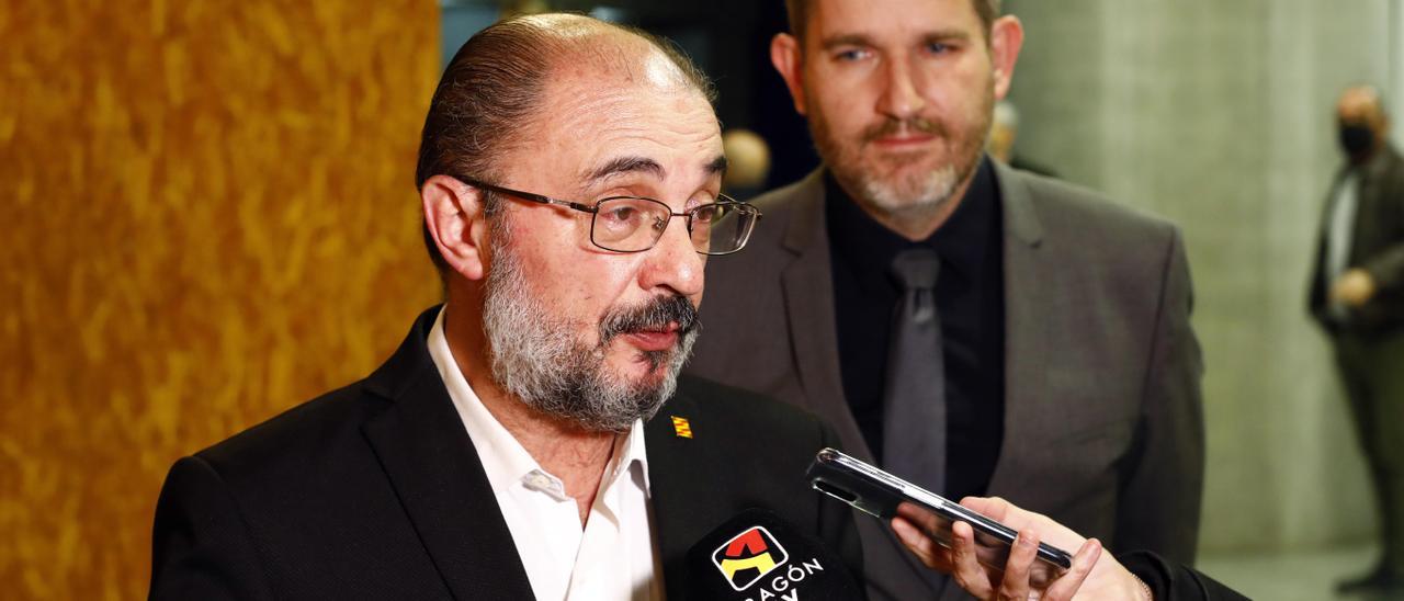 El presidente aragonés, Javier Lambán, antes de la presentación del libro de Ignacio Urquizu.