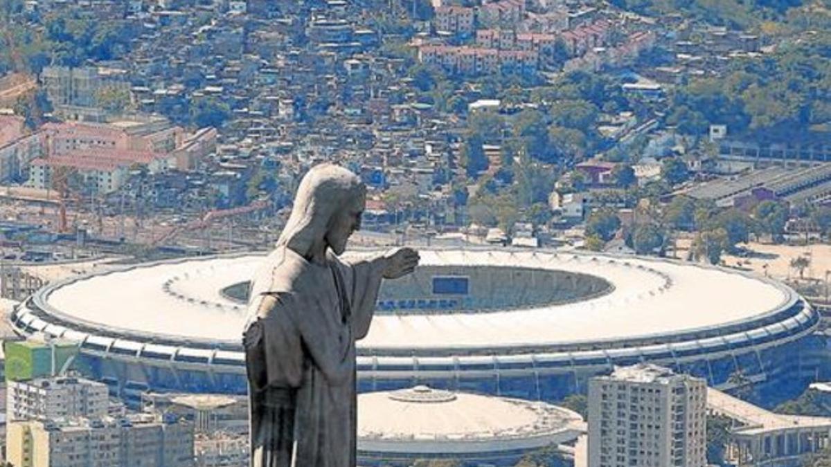 Vista aérea del Cristo Redentor con el espectacular estadio de Maracaná, al fondo, hace unos días, en Río de Janeiro.