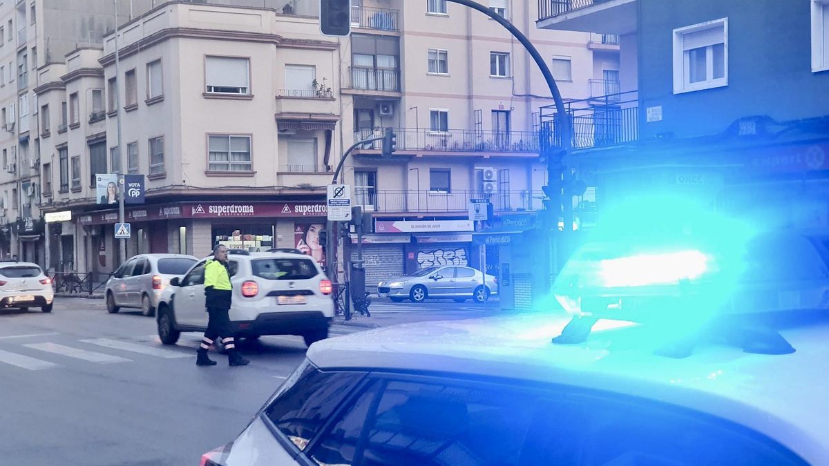 La policía local regulando el tráfico esta noche en Antonio Hurtado. En la imagen se aprecia el semáforo apagado.