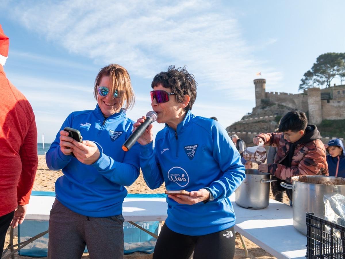 Les imatges del primer bany de l'any a Tossa de Mar