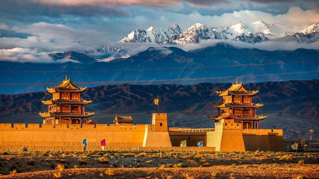 El Paso Jiayu aguarda delante de las impresionantes montañas de China