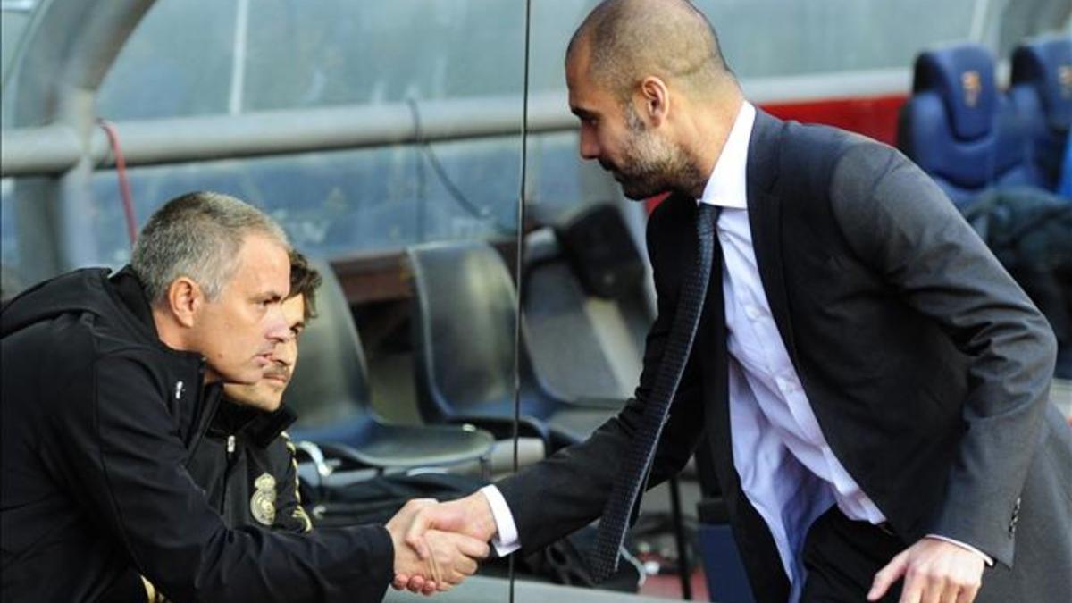 Guardiola saluda a Mourinho en un enfrentamiento entre el Madrid y el Barcelona