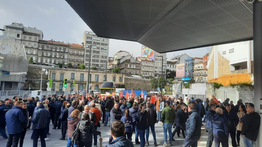 Miles de pasajeros de bus en Galicia, pendientes de la negociación por la huelga indefinida desde el 8-M