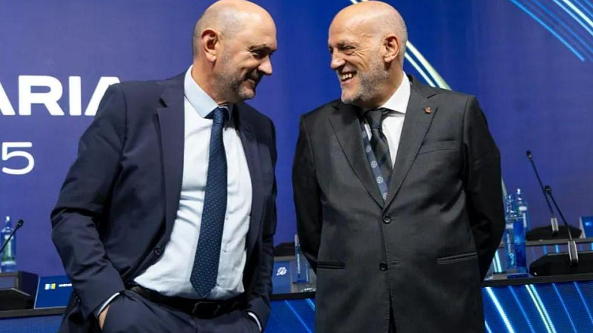 Rafael Louzán, presidente de la RFEF (i) y Javier Tebas, presidente de LaLiga (d).