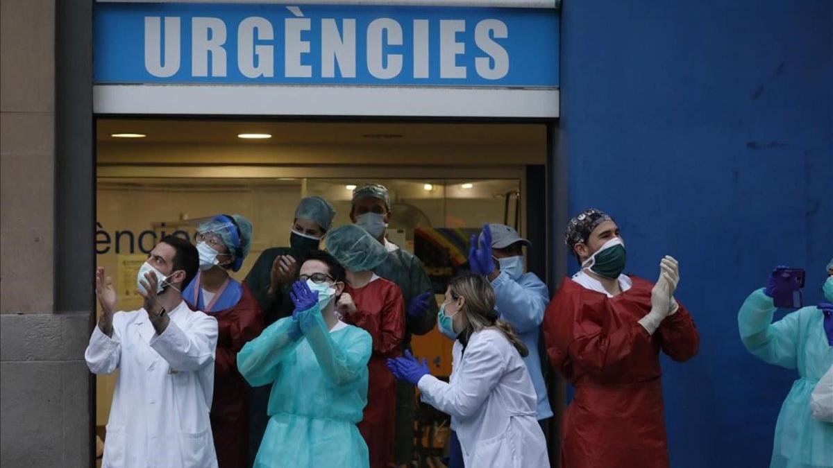 coronavirus. Aplausos de soporte a los sanitarios en el Hospital Dos de Maig de Barcelona