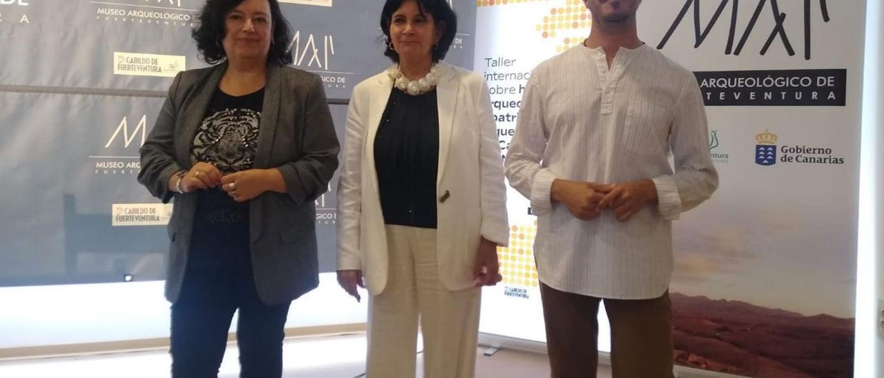 Por la izquierda, Elena María Pérez, Nona Perera y Rayco Leòn, en la inauguración del taller, ayer.