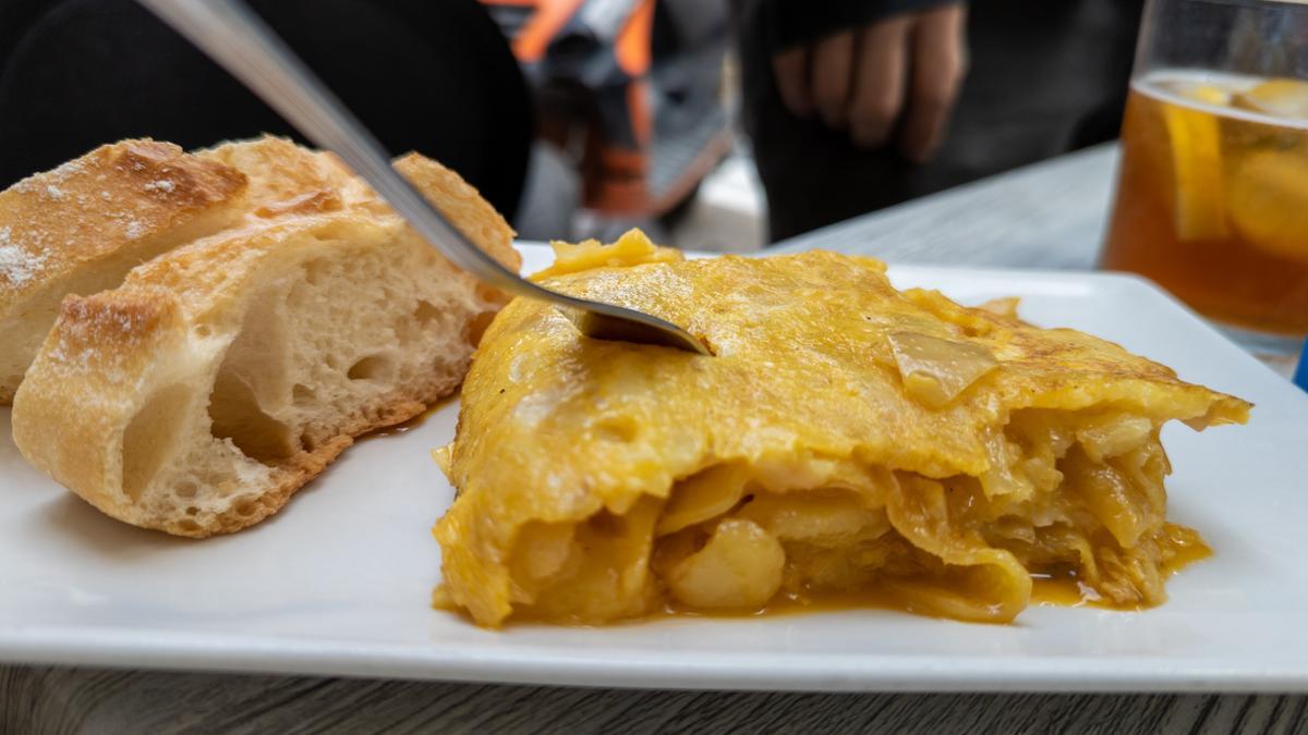 El restaurante donde sirven la mejor tortilla de patatas de España, según Rosalía