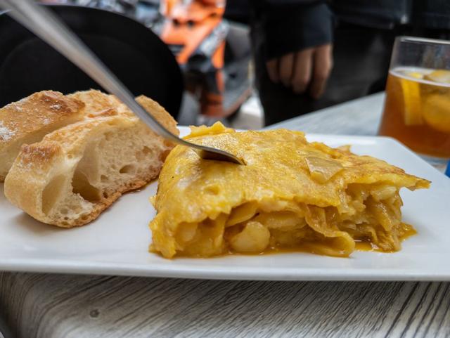 Este es el restaurante favorito de Rosalía para degustar la mejor tortilla de todo Barcelona