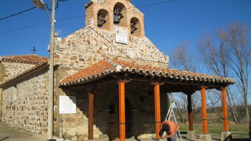 Tareas de limpieza y cuidado de los árboles en los alrededores de la ermita.