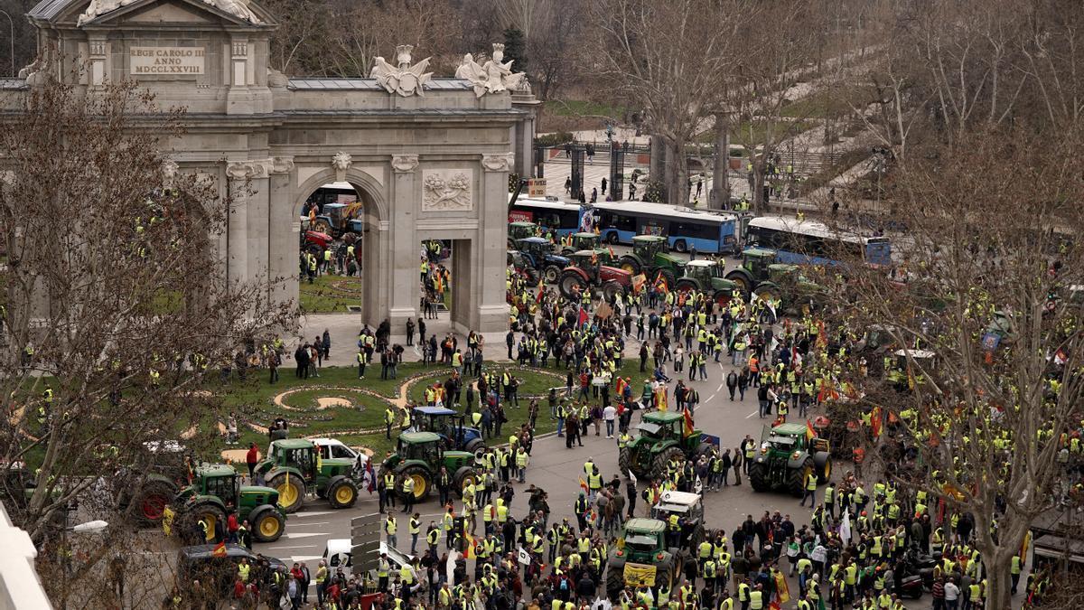Agricultores con tractores en el centro de Madrid, con la Puerta de Alcalá al fondo, el pasado febrero.