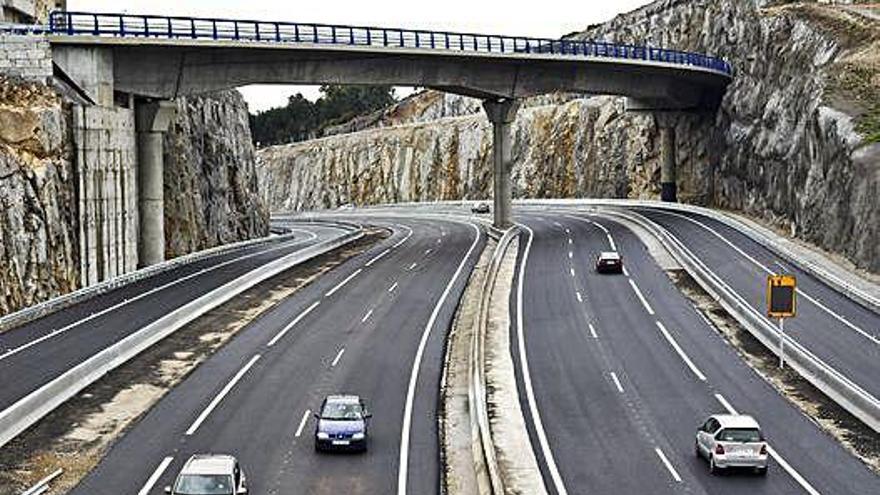 Vista de la AG-55, con los carriles del acceso a Langosteira en el lateral.