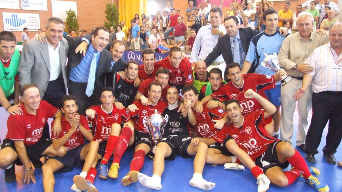 El equipo celebrando la conquiSta de la Copa de Andalucía.