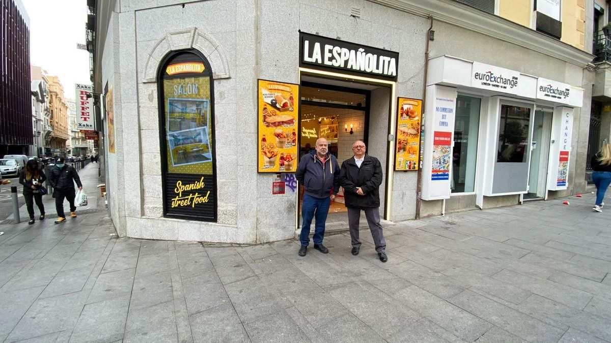 Juan Carlos Sánchez Rey, dueño del grupo JC, y José Ramón Blanco, hijo del fundador de Nebraska, frente a La Españolita.