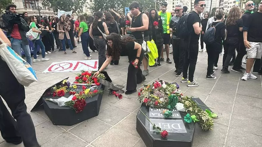 Los manifestantes entran en la plaza del Ayuntamiento, con performance sobre la muerte de la educación pública