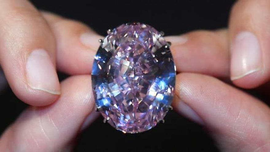 El diamante Estrella Rosa fue subastado ayer en Hong Kong, donde alcanzó el precio más alto pagado en una puja de piedras preciosas.