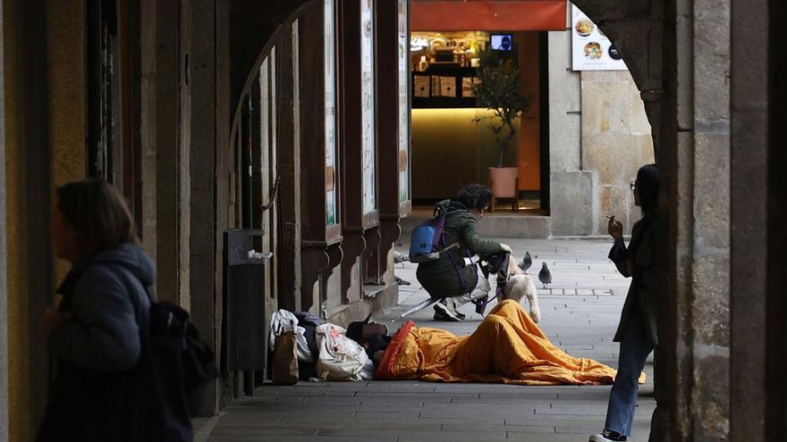 Un hombre duerme en los Soportais da Ferrería.