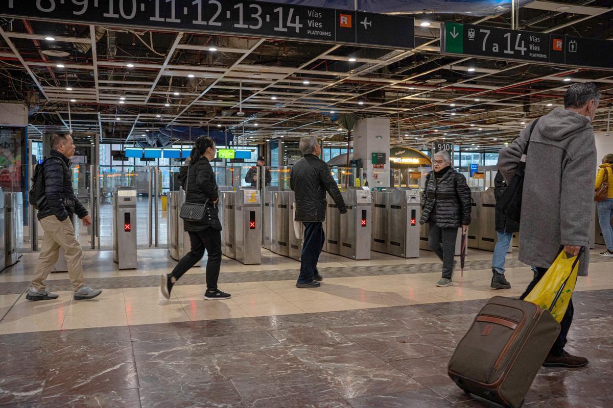 Desconcierto en la estación de Sants tras la suspensión del servicio de Rodalies