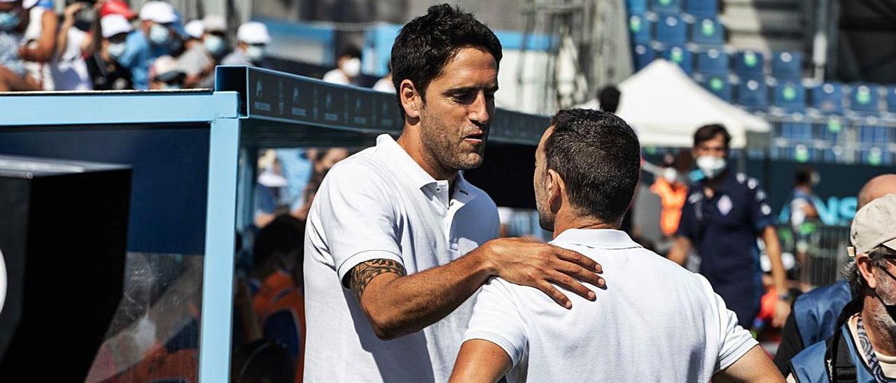 El técnico visitante, Íñigo Vélez, saluda a Carcedo.