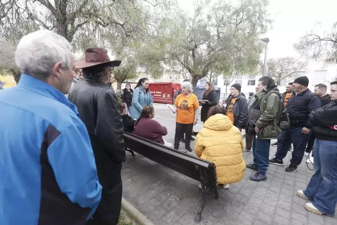 Miembros de la PAH y abogados asesoran a los afectados por el desalojo de la antigua prisión de Palma