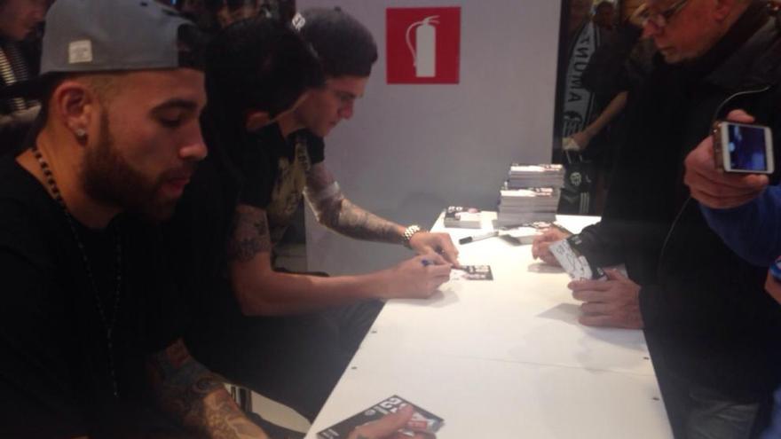Otamendi y De Paul han firmado autógrafos en la Tienda del Valencia.